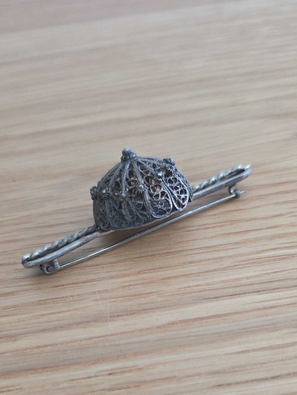 vintage filigree brooch featuring a delicate silver dome design - Picture 2 of 4